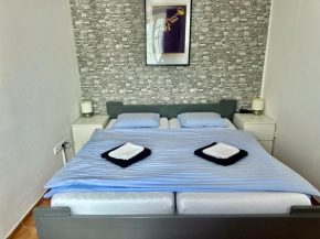 Jsmit Music&Bar&Apartments, balkóny v apartmánah, bar dole